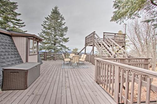 Μπαλκόνι ή βεράντα στο Prescott Natl Forest Getaway with Deck and Fire Pit!