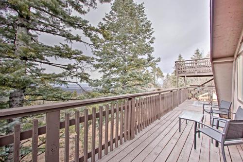 Μπαλκόνι ή βεράντα στο Prescott Natl Forest Getaway with Deck and Fire Pit!