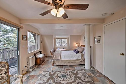 Ένα ή περισσότερα κρεβάτια σε δωμάτιο στο Prescott Natl Forest Getaway with Deck and Fire Pit!