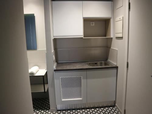 a kitchen with a sink and a microwave at YOU & CO. Quart Boutique in Valencia