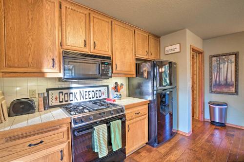 Η κουζίνα ή μικρή κουζίνα στο Cozy Idyllwild Cabin with Decks - Steps from Hiking!