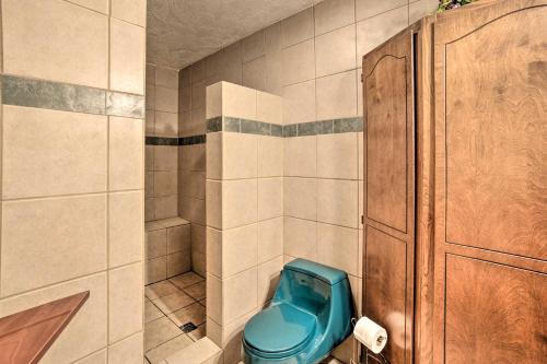 Φωτογραφία από το άλμπουμ του 5-Acre Cozy Bow Cabin with Fire Pit and Hiking Nearby! σε Bow