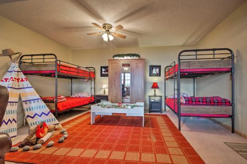 Ένα ή περισσότερα κρεβάτια σε δωμάτιο στο Waynesville Escape - Mtn Cabin Above the Clouds!