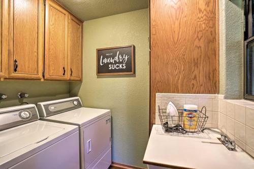 Η κουζίνα ή μικρή κουζίνα στο Cozy Idyllwild Cabin with Decks - Steps from Hiking!