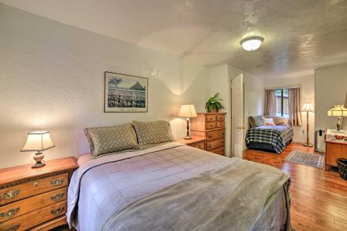Φωτογραφία από το άλμπουμ του 5-Acre Cozy Bow Cabin with Fire Pit and Hiking Nearby! σε Bow
