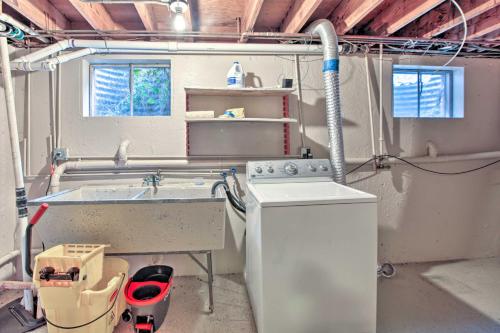 uma cozinha com um lavatório e uma máquina de lavar roupa em Home with Yard and Patio about 30 Mi to Downtown Chicago em Matteson
