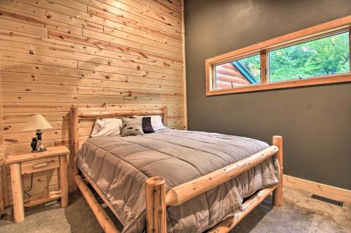 En eller flere senge i et værelse på Waterfront Lake Mille Lacs Lodge with Deck and Grill!