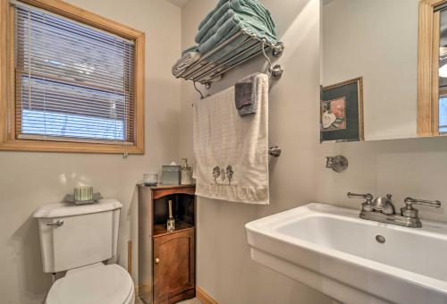 A bathroom at Rustic Cabin in the Woods 6 Mi to Snowshoe Resort