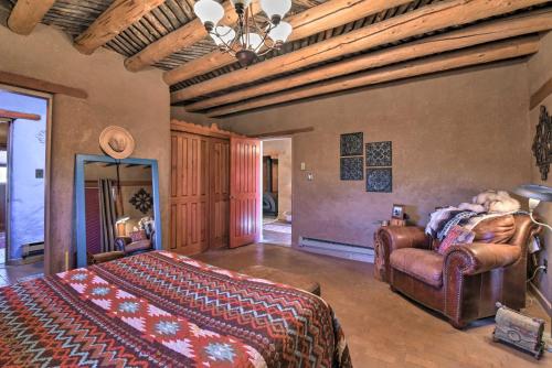 um quarto com uma cama e uma cadeira em El Prado Adobe Home Courtyard with Mountain Views! em El Prado