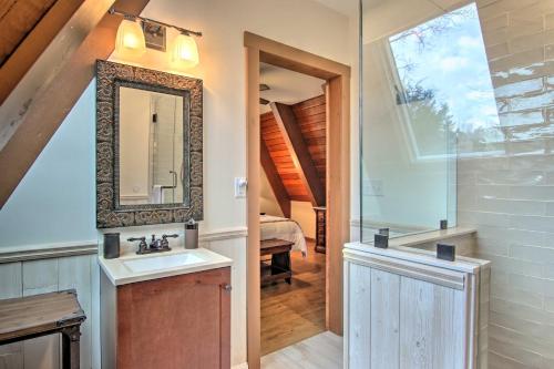 ein Bad mit einem Waschbecken und einem Spiegel in der Unterkunft Peaceful Georgetown Home - 13 Mi to Lewes Beach! in Georgetown