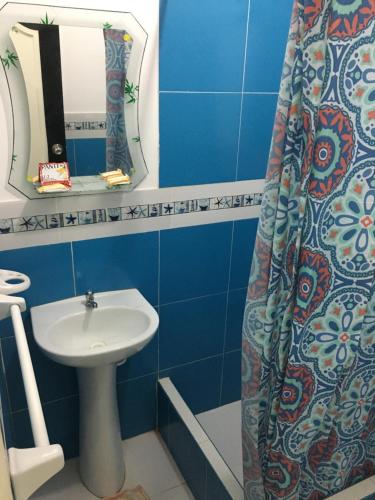 索里托斯的住宿－Departamentos Boulangger，一间带水槽和镜子的浴室