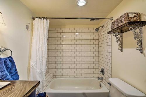 Ένα μπάνιο στο Remodeled Historic Farmhouse about 20 Mi to KC!