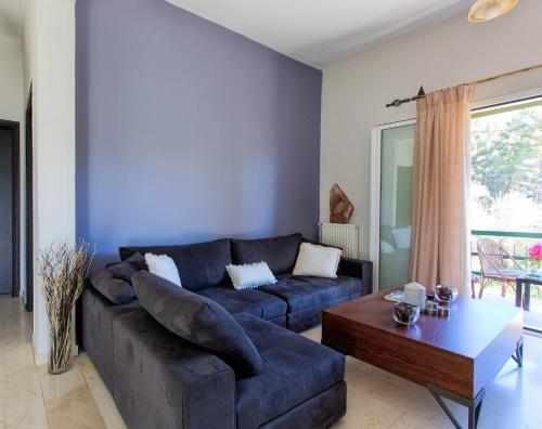 sala de estar con sofá y mesa en The Olive Grove Apartment by Konnect, Dasia, en Dassia