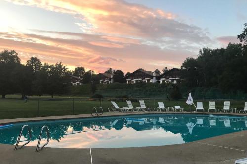 Πισίνα στο ή κοντά στο Glen Condo with Mountain Views Walk to Story Land