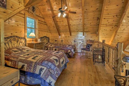 מיטה או מיטות בחדר ב-Remote Cabin on 30 Acres with Dock and Private Lake!