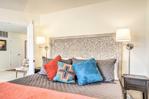 מיטה או מיטות בחדר ב-Mountain-View Albuquerque Townhome with Patio!