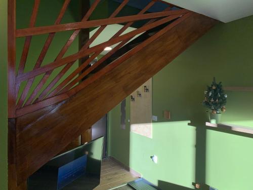 uma sala de estar com um tecto de madeira com vigas em G&D Apartment Kopaonik em Kopaonik