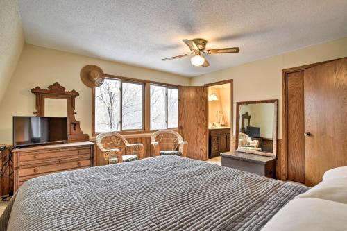 Postel nebo postele na pokoji v ubytování Lakeview 10-Acre Kimball Cabin with Private Beach!
