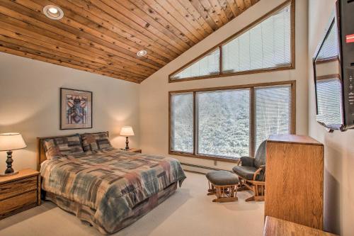 Ένα ή περισσότερα κρεβάτια σε δωμάτιο στο Colorado Home On Golf Course, Near Vail Ski Resort