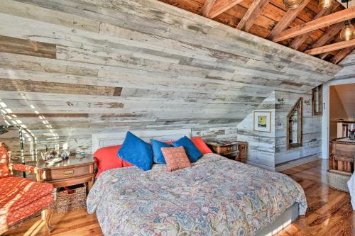 Cama o camas de una habitación en Lakefront Florida Retreat - Pool Table and Boat Dock