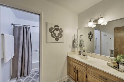 une salle de bain avec un lavabo et un miroir dans l'établissement Country Club Home 18 Mi to Arizona Snowbowl!, à Flagstaff