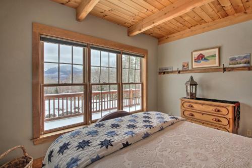 Een bed of bedden in een kamer bij Architect-Designed Retreat on 2 Acres with Mtn Views
