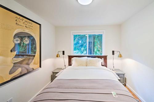 um quarto com uma cama e duas mesas com candeeiros em House with Deck on Whidbey Island, 1 Mi from Shore! em Clinton