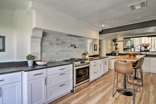 Η κουζίνα ή μικρή κουζίνα στο Luxury Albuquerque Home with Pool, Deck, and Hot Tub!