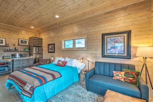 1 dormitorio con 1 cama y 1 sofá en Mtn-View Ennis Lake Studio with Kayak, Pool, Fire Pit, en Ennis