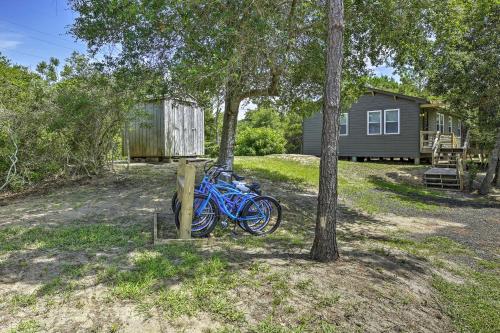 Zahrada ubytování Cozy Cottage Less Than 2 Mi to Cape Hatteras Natl Shore!