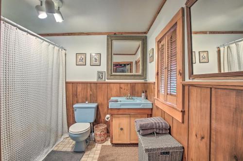Ένα μπάνιο στο The Mill River Cabin with Fireplace and River View!