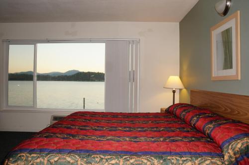 מיטה או מיטות בחדר ב-Lake Marina Inn