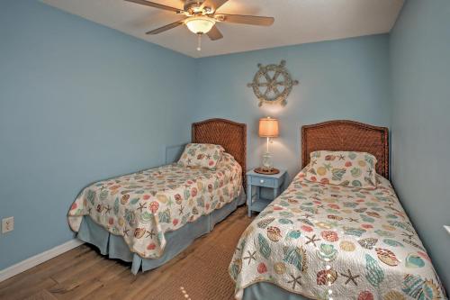 Amelia Island Condo with Onsite Pool and Beach Access! tesisinde bir odada yatak veya yataklar