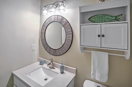 アメリア・アイランドにあるAmelia Island Condo with Pool and Beach Access!の洗面台と鏡のあるバスルーム