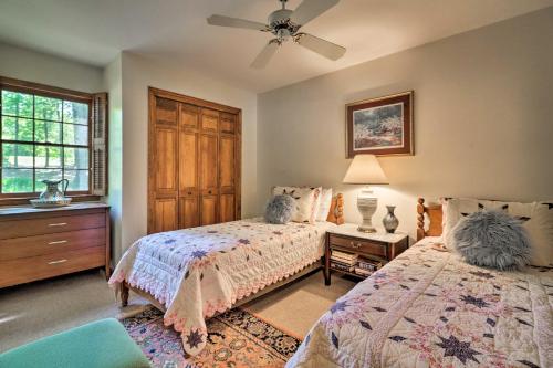une chambre avec un lit, une commode et une fenêtre dans l'établissement Lakefront Milledgeville Cabin Private Dock, Porch, à Resseaus Crossroads