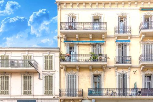 facciata di un edificio con balconi di PENTHOUSE Loft 5MIN PALAIS DES FESTIVALS AND BEACH terrace view on castle a Cannes