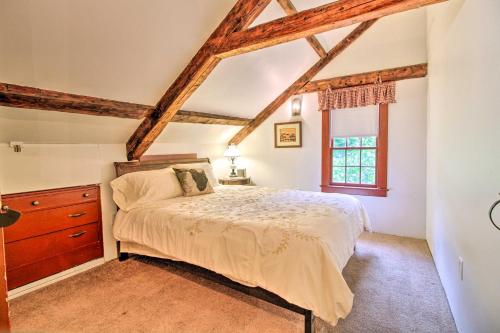 Historic Hanover Area Home, 16 Miles to Dartmouth! tesisinde bir odada yatak veya yataklar