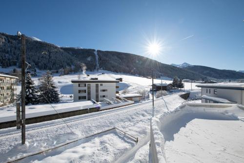 a view of a snow covered city with buildings at Agrimonia - möbilierte Ferienwohnung mit Balkon in Davos