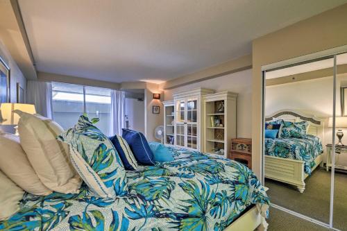 Ένα ή περισσότερα κρεβάτια σε δωμάτιο στο Luxury Resort Condo with Pool Access on Daytona Beach