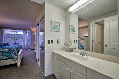 Ένα ή περισσότερα κρεβάτια σε δωμάτιο στο Luxury Resort Condo with Pool Access on Daytona Beach