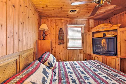 una camera con letto e TV di Lakefront Escape with Fishing Pier and Snowmobiling! a Park Falls