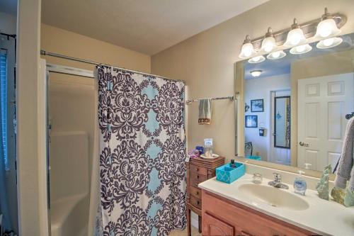 uma casa de banho com uma cortina de chuveiro e um lavatório em Pet-Friendly Home with Yard 9 Mi to Table Rock Lake em Blue Eye