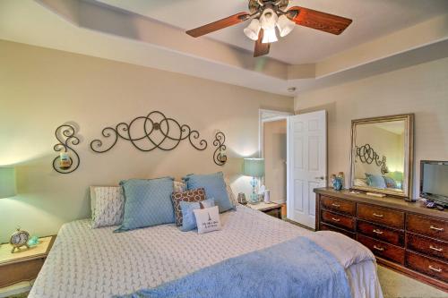 um quarto com uma cama e uma ventoinha de tecto em Pet-Friendly Home with Yard 9 Mi to Table Rock Lake em Blue Eye