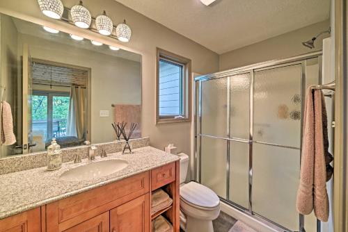 een badkamer met een douche, een wastafel en een toilet bij Wintergreen Resort Home with Deck Walk to Slopes in Wintergreen