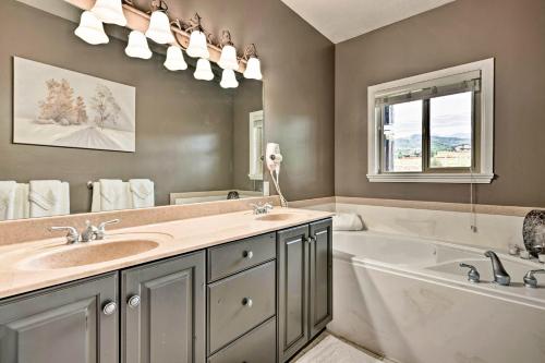e bagno con vasca, lavandino, vasca e vasca. di Renovated Condo 8 Miles to Snowbasin Ski Resort! a Huntsville