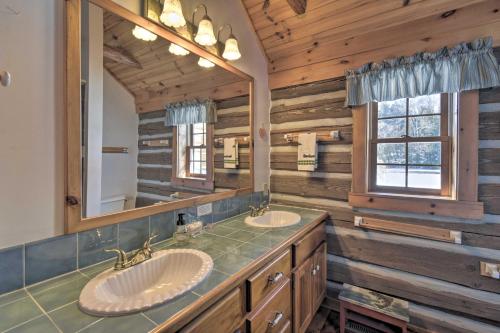Kylpyhuone majoituspaikassa Log Cabin on the Wolf River with Private Hot Tub!