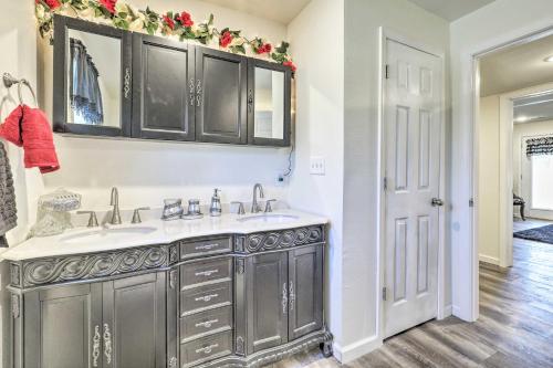 een badkamer met een wastafel en een spiegel bij Kimberlys Hope Clark Apt on Farm with Pool Access in Clark