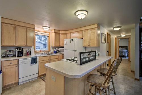 Dapur atau dapur kecil di Lakefront Home with Seasonal Dock - 2 mi to Skiing!