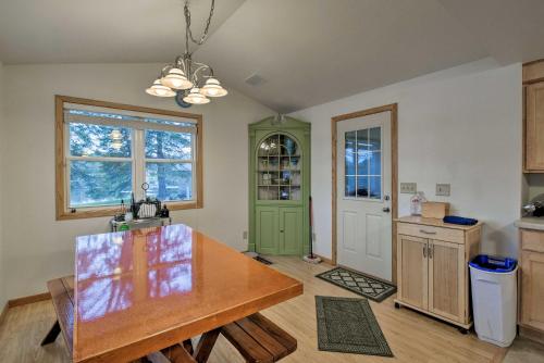 Dapur atau dapur kecil di Lakefront Home with Seasonal Dock - 2 mi to Skiing!