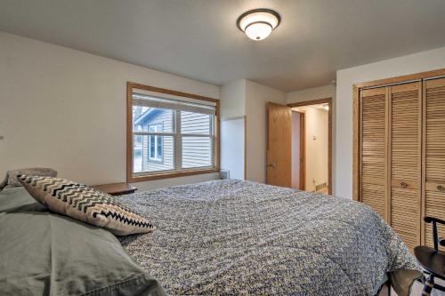 Katil atau katil-katil dalam bilik di Lakefront Home with Seasonal Dock - 2 mi to Skiing!